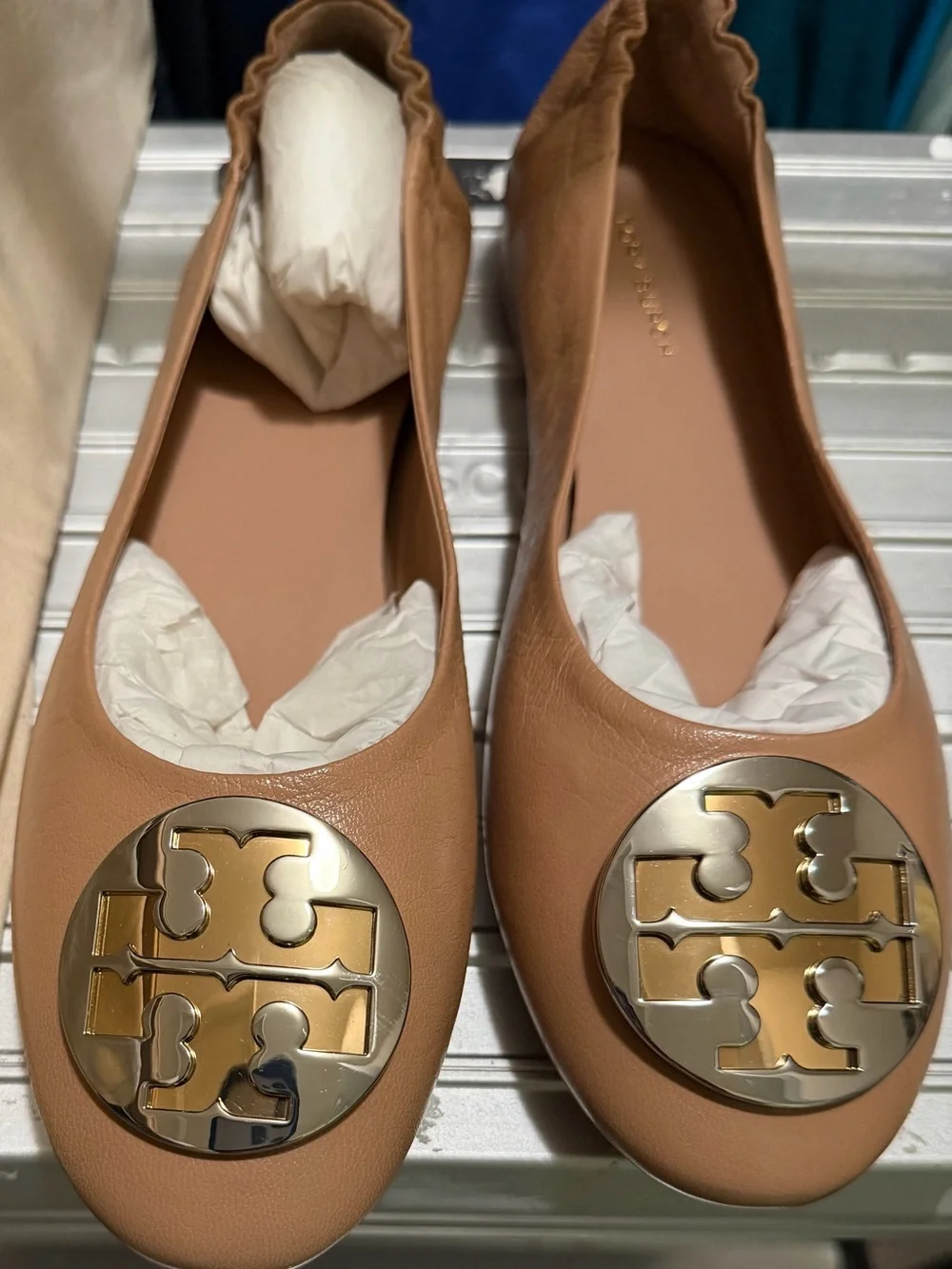 TORY BURCH 147379 SIZE 7 : LIGHT SAND / GOLD / SILVER 236 CLAIRE BALLET LEATHER